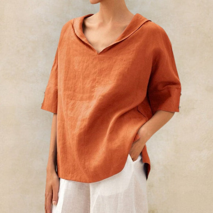 Damen Sommermodell: Oversized Kurzarm Top mit stilvollem V-Ausschnitt & modernem Umlegekragen. Lässige Bluse.