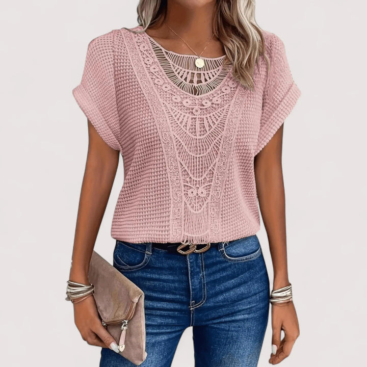 Feminin kurzärmeliges Spitzentop für Damen im Relaxed Fit. Mit Rundhals und trendiger Waffelstruktur.