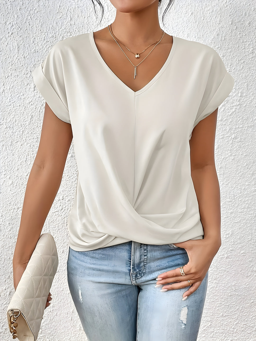 Damenbluse mit V-Ausschnitt und stylischem Twist-Front-Detail, kurzärmlig. Modernes Sommer Top für Damen.