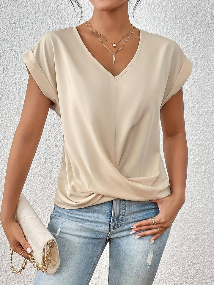 Schwarzes Damen V-Ausschnitt Top, kurzärmlig, mit Twist-Front Detail. Ein figurfreundliches und elegantes Basic.