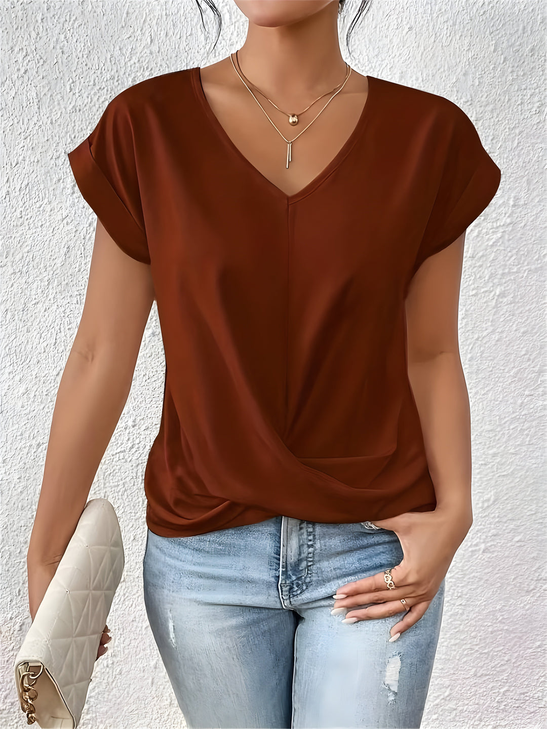 Nahaufnahme des Twist-Front Details an einem Damen V-Ausschnitt Kurzarm Top. Schmeichelhaft und stilvoll.