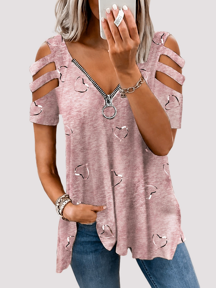 Damen Freizeit Top: Moderner Herzprint, Cut-Out-Ärmel und V-Ausschnitt. Perfekt für einen entspannten Sommer.