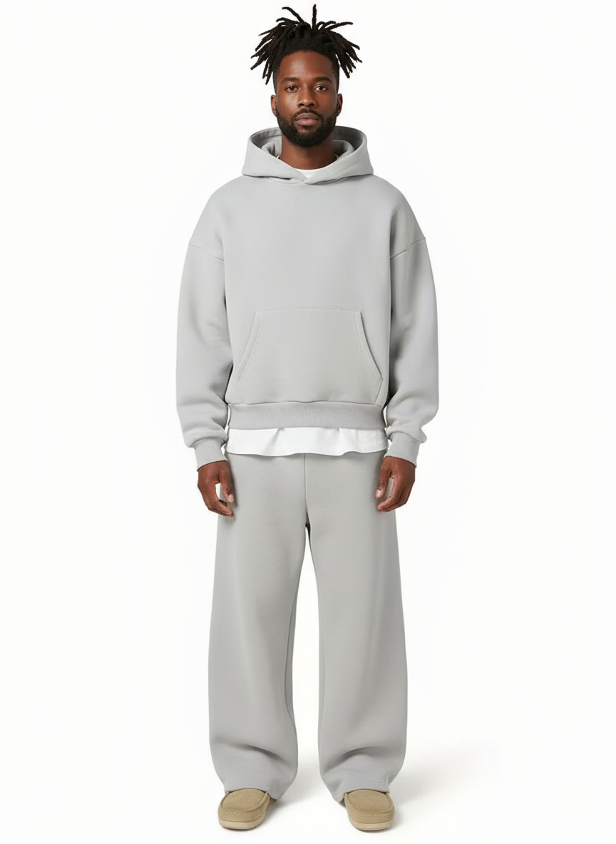 Graues Herren Trainingsanzug Set mit Kapuze, bequem & stilvoll für Sport & Freizeit. Jogginghose & Hoodie modern.