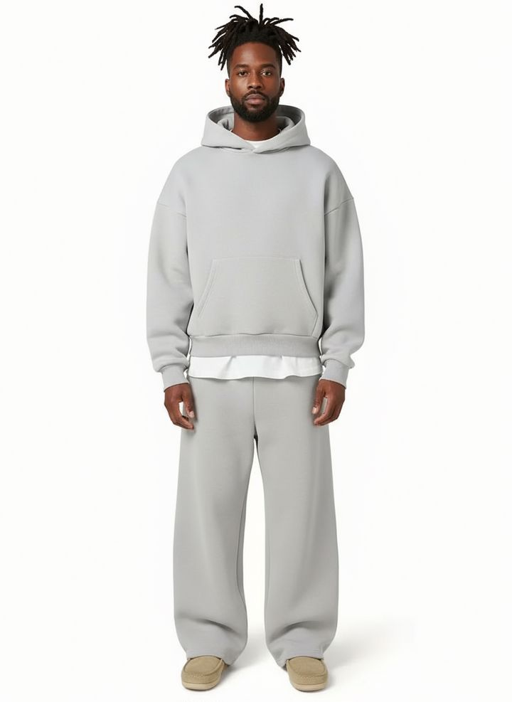 Graues Herren Trainingsanzug Set mit Kapuze, bequem & stilvoll für Sport & Freizeit. Jogginghose & Hoodie modern.