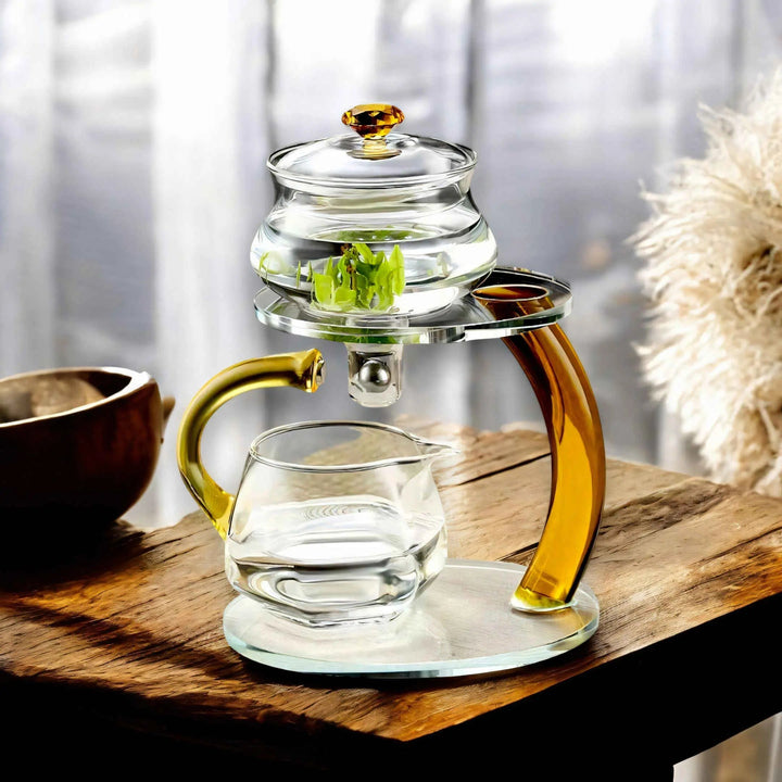 Elegante magnetische Teekanne mit Infuser aus Glas, Gold und Schwarz. Perfekt für Teeliebhaber und moderne Küchen.