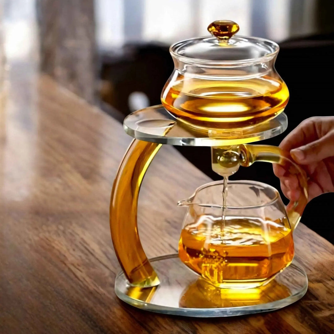 Stilvolle Teekanne aus Glas mit gold/schwarzen Akzenten. Modernes Teegeschirr, perfekt als Homedecor-Geschenk.