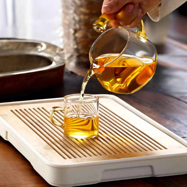 Innovative Teekanne mit magnetischem System und Infuser. Einfache und elegante Teezubereitung in der Küche.