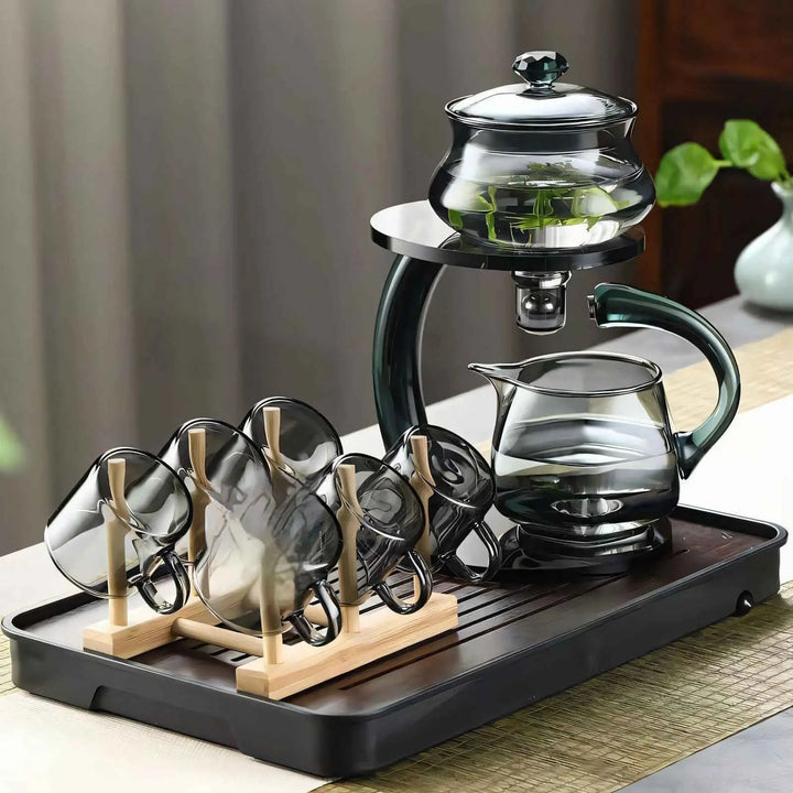 Luxuriöse magnetische Teekanne mit Infuser. Schwarzes und goldenes Design, ideal für aromatischen Tee und entspannte Abende.