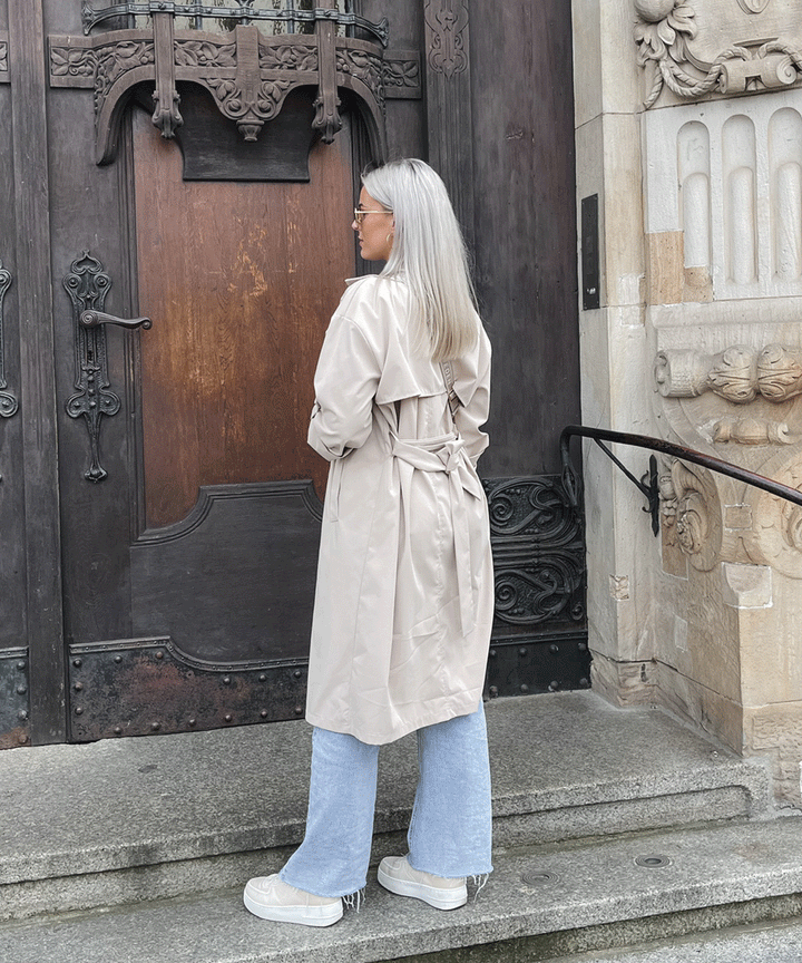 Stilvoller Damenmantel in Beige, ein leichter Trenchcoat für den Frühling.