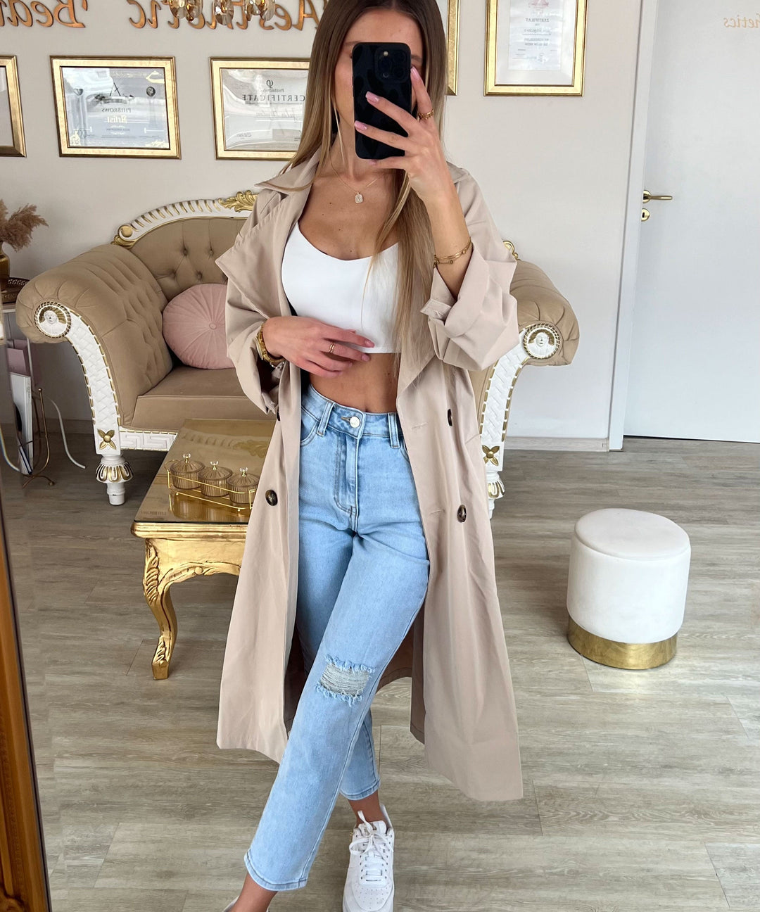 Klassischer beiger Damenmantel, leichter Trenchcoat, für Frühling & Herbst.