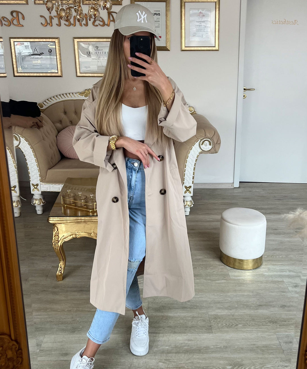 Eleganter beiger Damen-Trenchcoat, locker fallend, ideal für den Frühling.