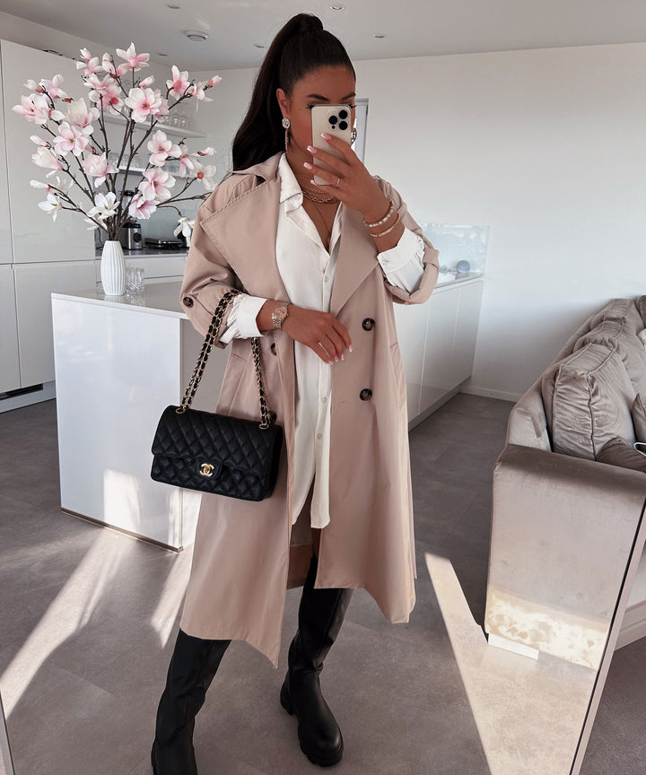 Damen-Trenchcoat in Beige, elegant und vielseitig für die Übergangszeit.
