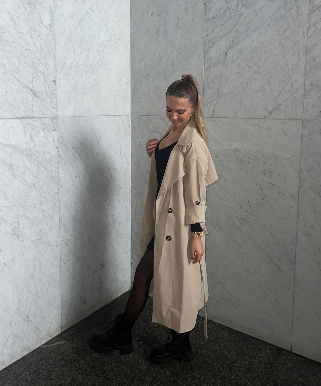 Leichter beiger Damenmantel, eleganter Trenchcoat für Frühling & Herbst.