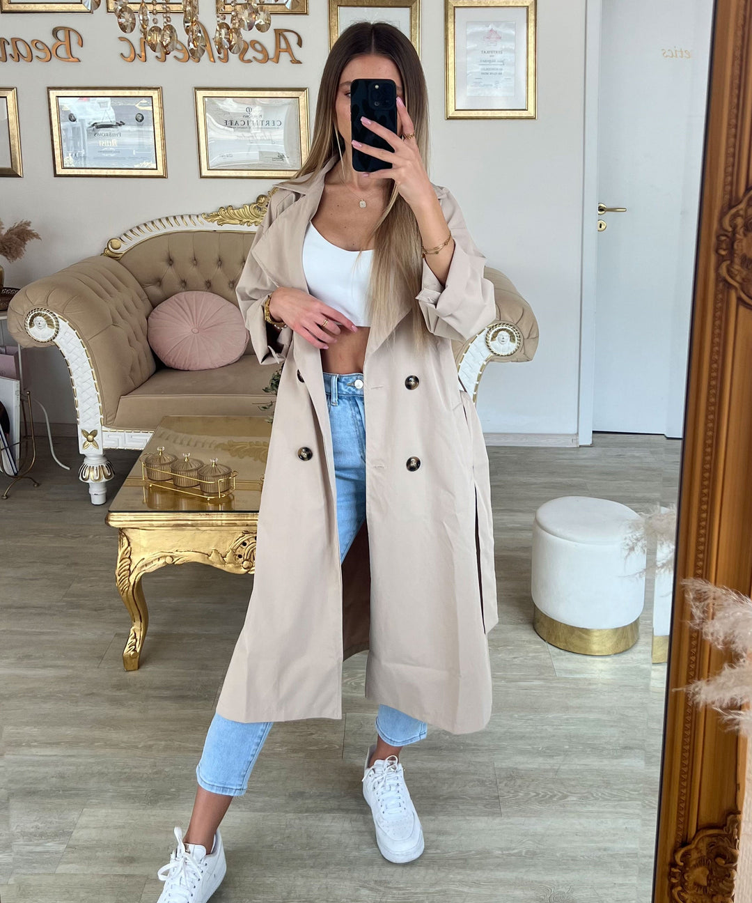 Damen-Trenchcoat beige, stilvoller Übergangsmantel, Frühling/Herbst Look.