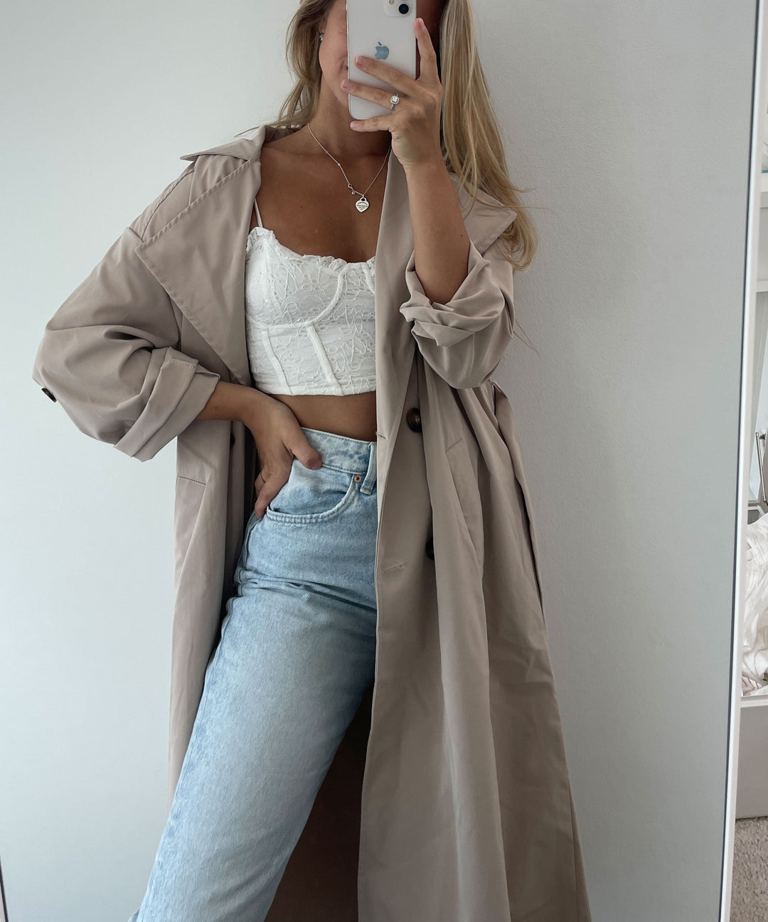 Eleganter beiger Übergangsmantel für Damen, leichte Qualität, Frühling & Herbst.