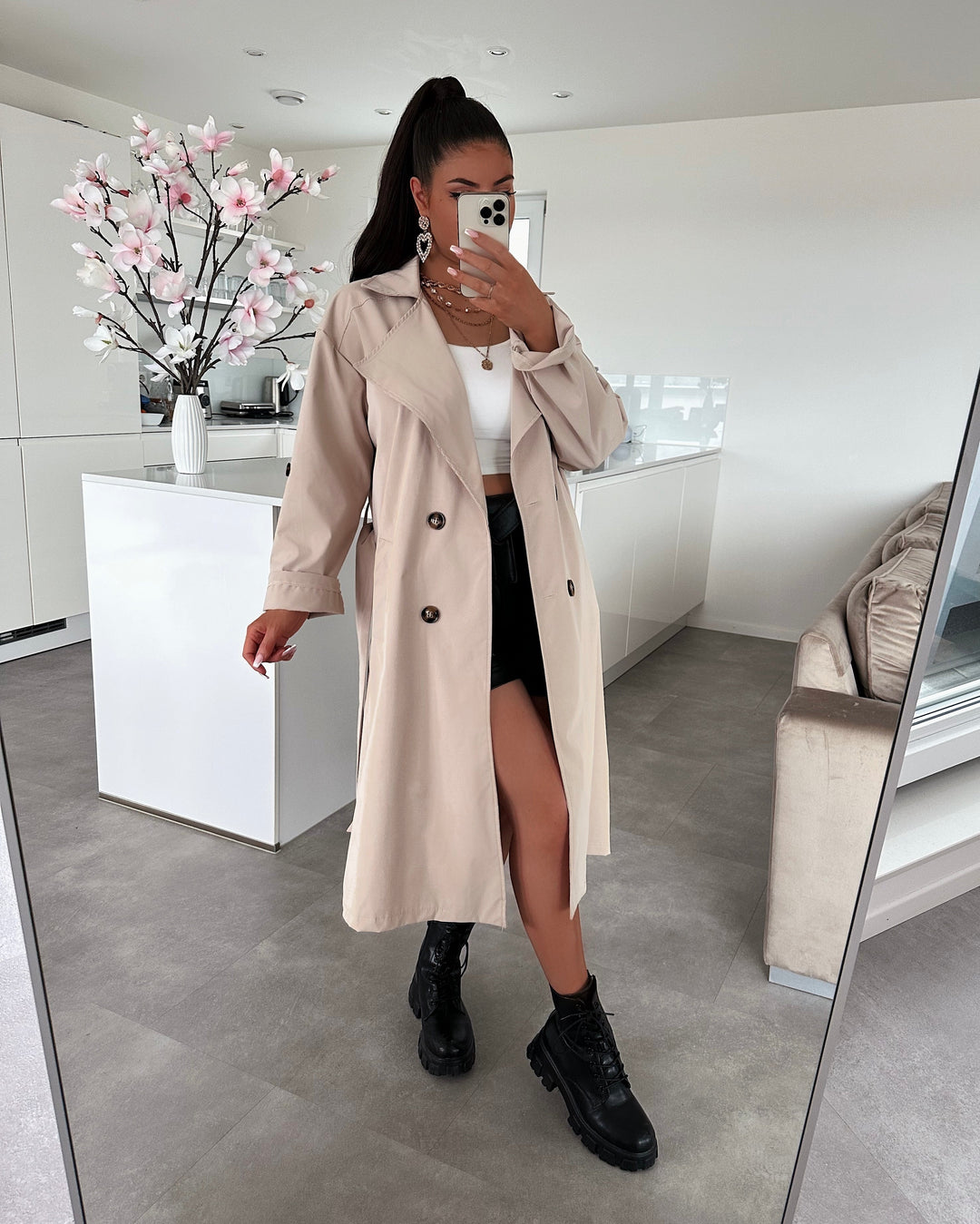 Eleganter beiger Damen-Trenchcoat für Frühling & Herbst, locker geschnitten.
