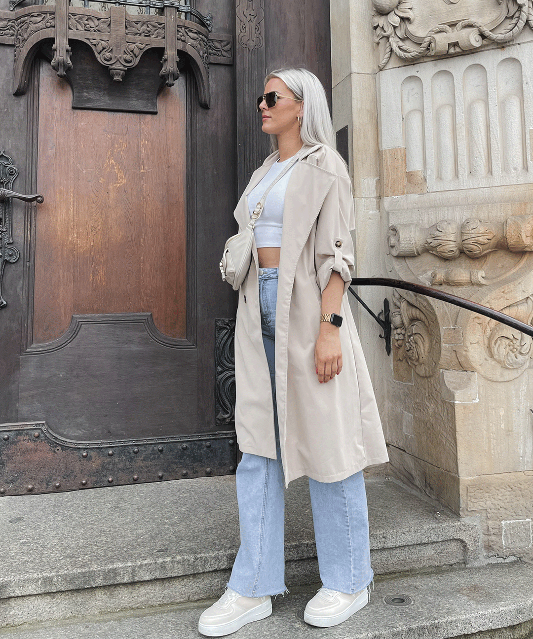 Beiger Damen-Trenchcoat: Elegant und locker, ideal für die Übergangszeit.