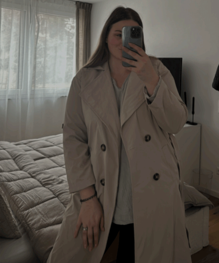 Beiger Damen-Trenchcoat, leicht und elegant, perfekt für Übergangstage.