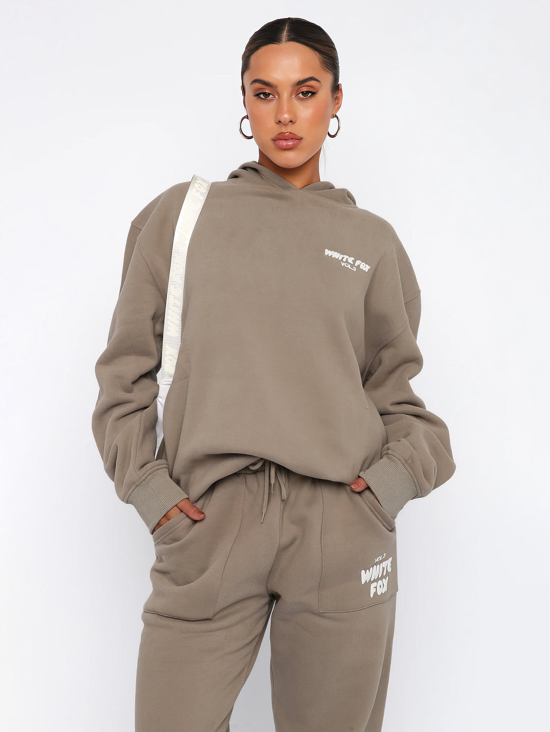 Damen Stil-Trainingsanzug: Moderner Zweiteiler, Kapuzenpullover & Sporthose, für entspannte Eleganz.