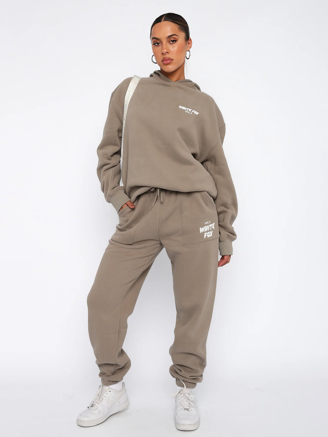 Trendiges Damen Sportbekleidungs-Set: Stilvoller Hoodie & Jogginghose für Freizeit, Fitness & Mode.