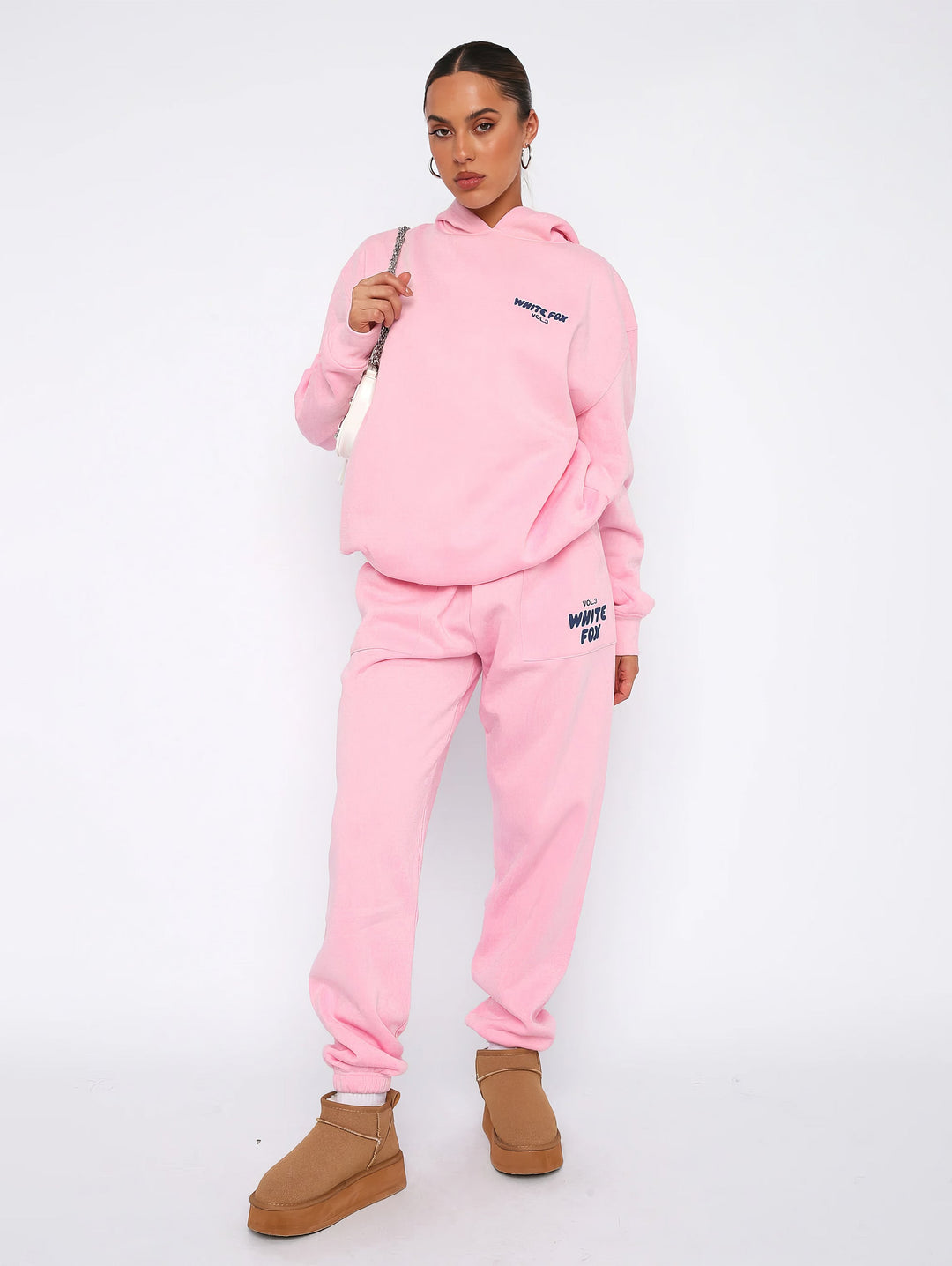 Komfortables Damen Set: Trendiger Hoodie und Jogginghose für einen stilvollen und entspannten Look.
