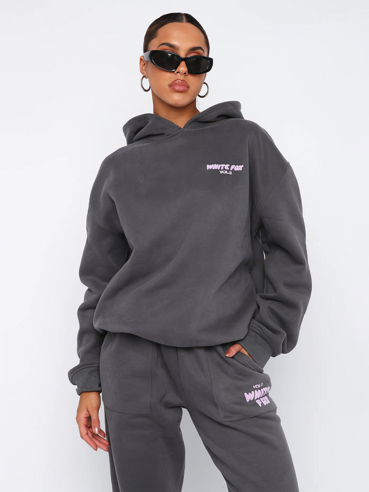 Eleganter Damen Trainingsanzug: Zeitloser Zweiteiler, Hoodie & Jogginghose, für Sport & Freizeit.