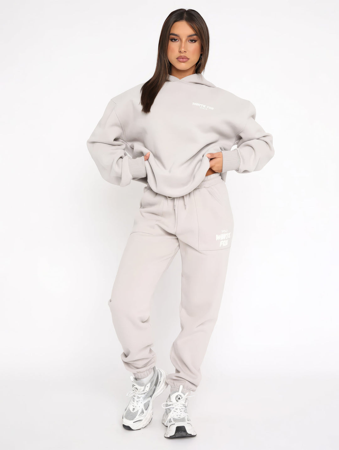 Trendiger Damen Trainingsanzug: Moderner Zweiteiler mit Hoodie und Jogginghose für Fitness & Freizeit.