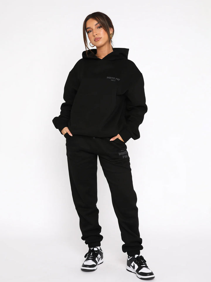 Damen Activewear Set: Trendiger Hoodie & Jogginghose, ideal für leichte Aktivität oder Entspannung.