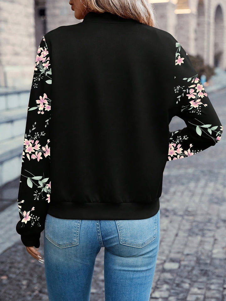 Damenjacke: Detailansicht der Bomberjacke mit detailreichen Blumenprint-Ärmeln. Modern & sportlich.