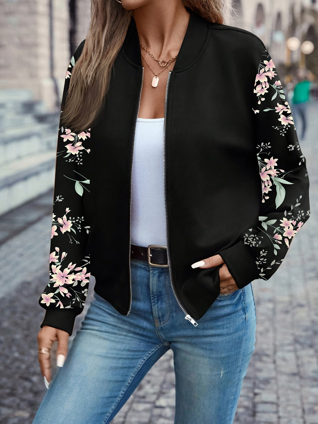 Elegante Damen Übergangs-Bomberjacke mit auffälligem Blumenmuster auf den Ärmeln, perfekt für Herbst.