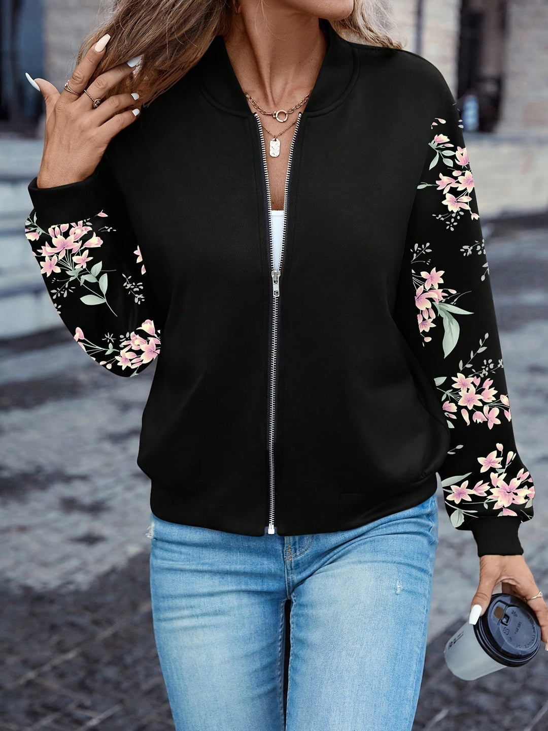 Moderne Damen Übergangsjacke im Bomberstil mit eleganten Blumen-Ärmeln für Frühling und Herbst.