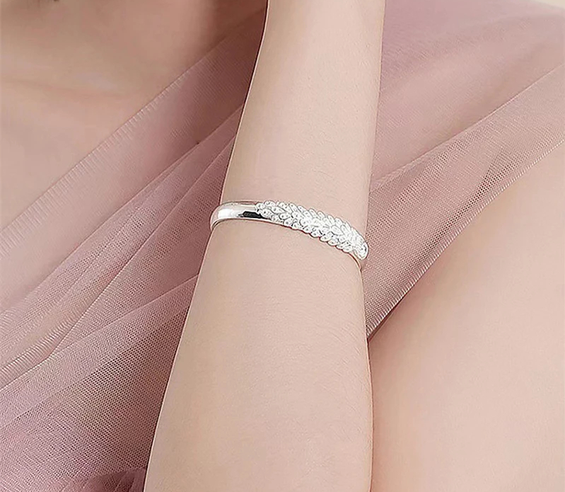 Glänzendes Silberarmband mit Pfau, ein elegantes Accessoire für Frauen, aus echtem 925er Sterling-Silber.