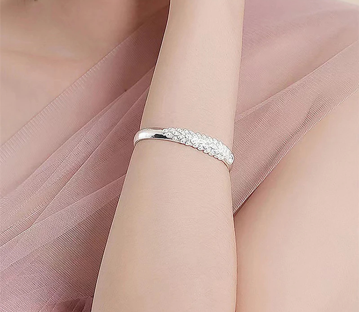 Glänzendes Silberarmband mit Pfau, ein elegantes Accessoire für Frauen, aus echtem 925er Sterling-Silber.