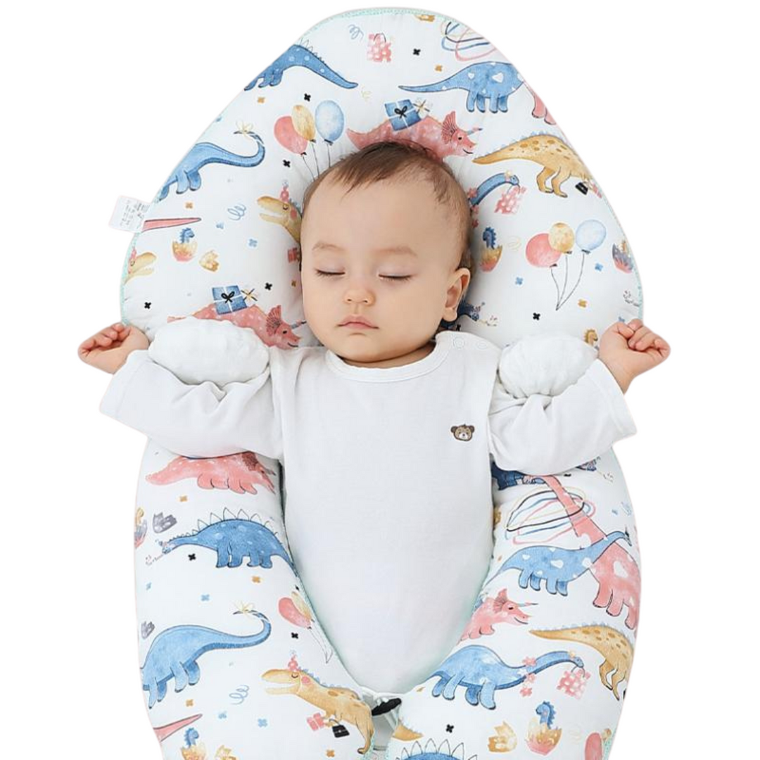 Baby Lagerungskissen aus Bio-Baumwolle für Neugeborene, ergonomisch & atmungsaktiv für sicheren Babyschlaf.