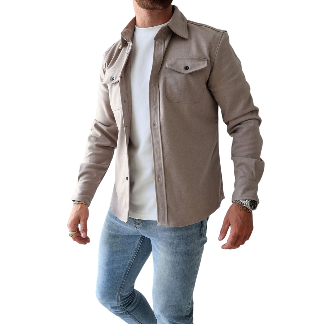 Herren Hemdjacke im Slim Fit, ideal für Smart Casual Looks, mit Knopfleiste und Brusttaschen.