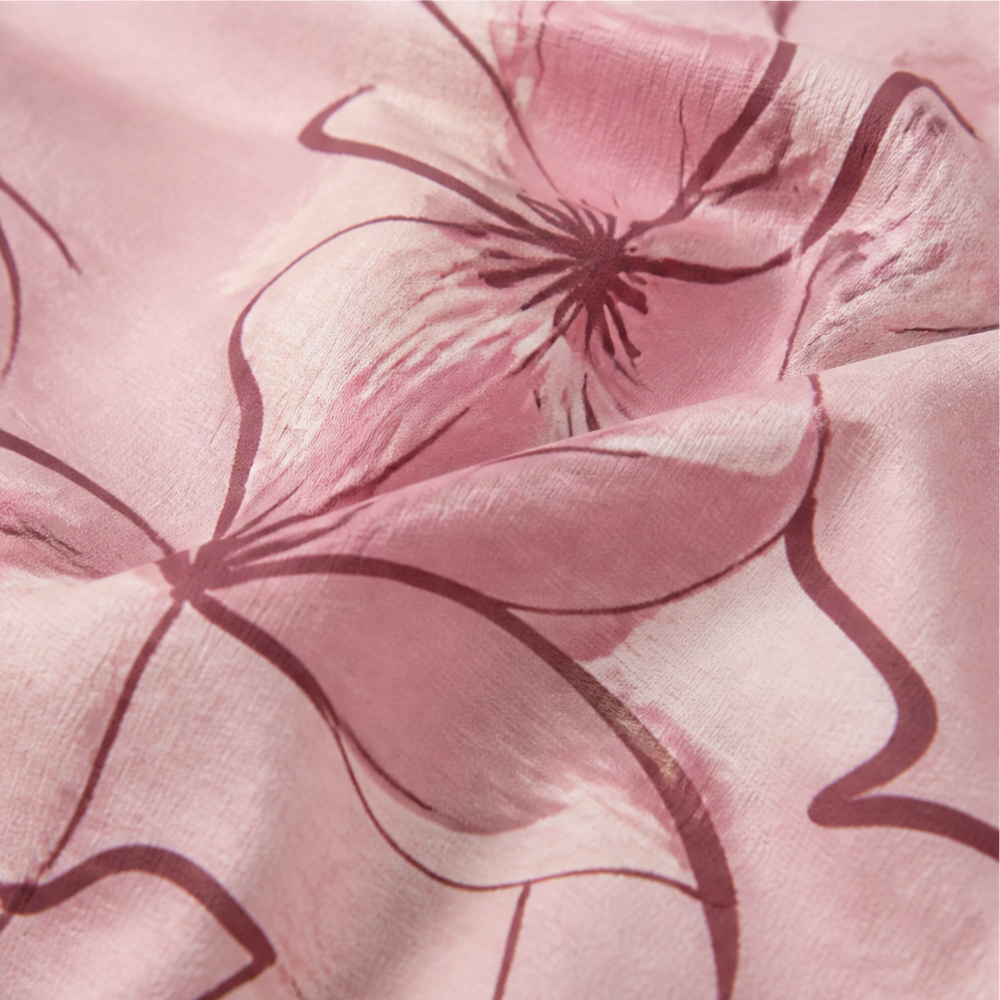 Leichte Sommer-Damenbluse mit Blumenmuster, V-Ausschnitt, Rüschenärmeln & detailreichen Holzknöpfen.
