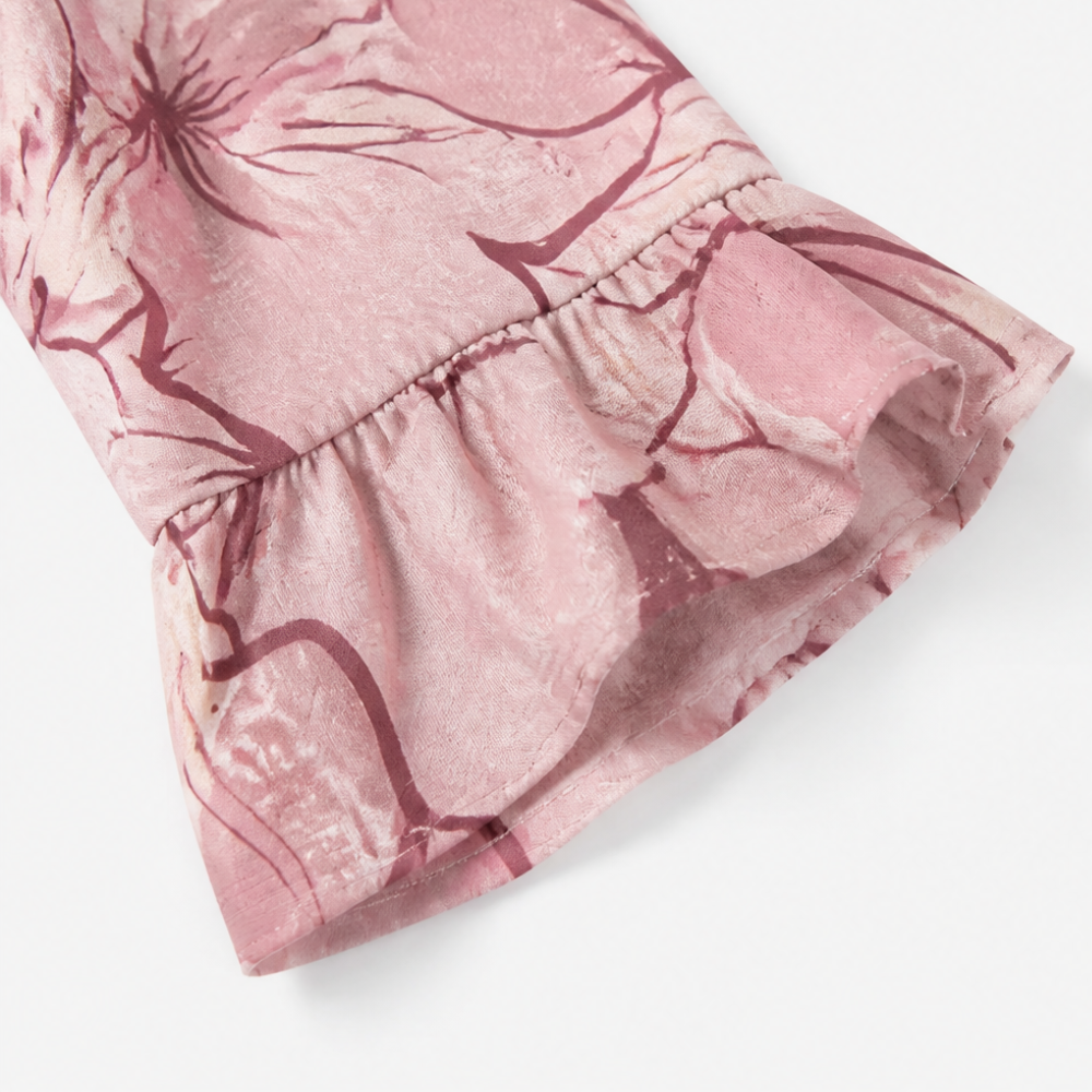 Elegantes Damen Oberteil: Blumenbluse mit V-Ausschnitt & Rüschenärmeln; ideal für Büro & sommerliche Tage.