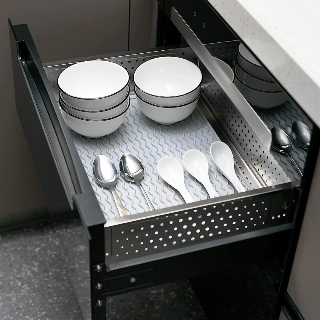 Innovative Silikon-Abtropfmatte schützt Küchenoberflächen vor Wasser und Kratzern.
