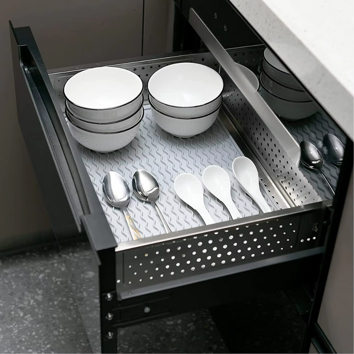 Innovative Silikon-Abtropfmatte schützt Küchenoberflächen vor Wasser und Kratzern.