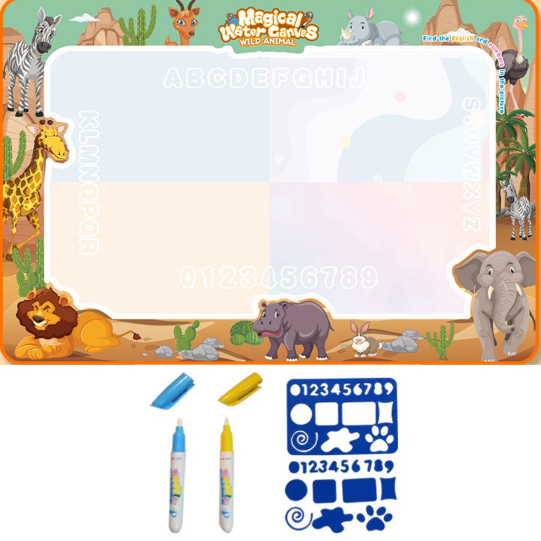 Glückliches Kind malt begeistert mit Wasser auf der bunten Zeichenmatte; ideal für kreatives Lernen & Spiel.