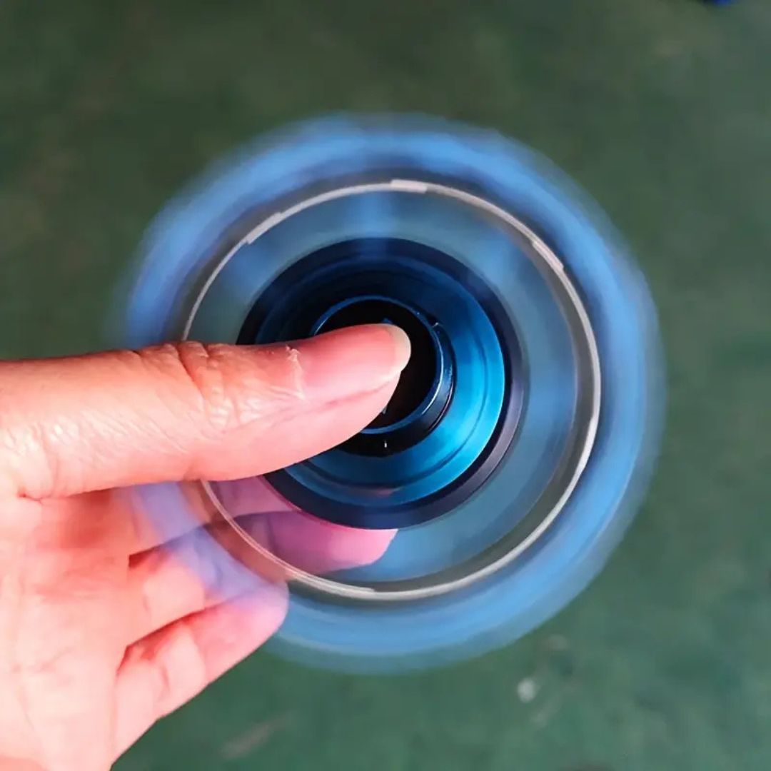 Kind spielt mit farbwechselndem Roboter Spinner, fördert Geschicklichkeit & bietet Anti-Stress Spielspaß für Kinder.