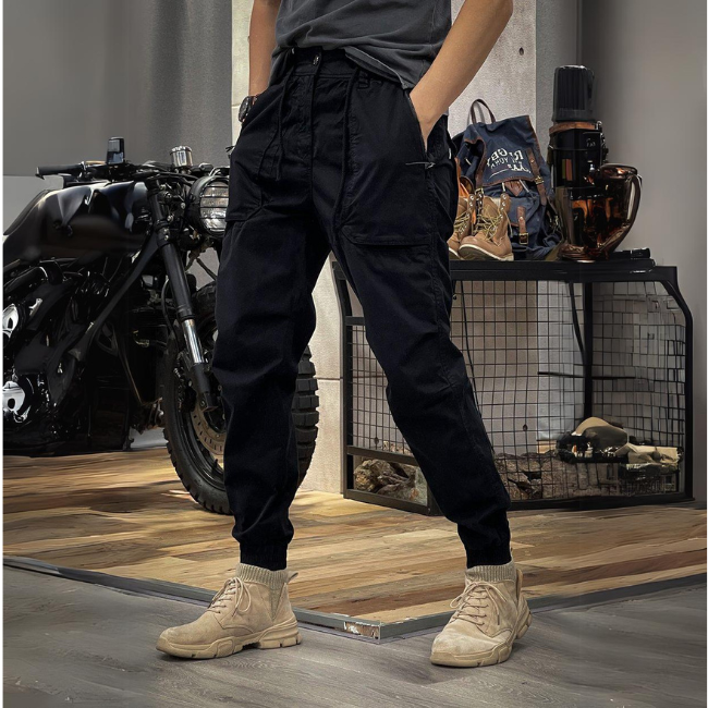 Khaki Herren Stretch-Cargohose mit funktionellen Taschen. Perfekt für Outdoor-Aktivitäten und lässigen Freizeit-Look.
