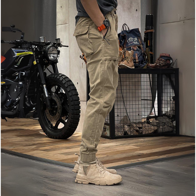 Graue Herren Cargo-Stretchhose, robust und bequem. Vielseitige Outdoor- und Freizeithose mit praktischen Taschen.