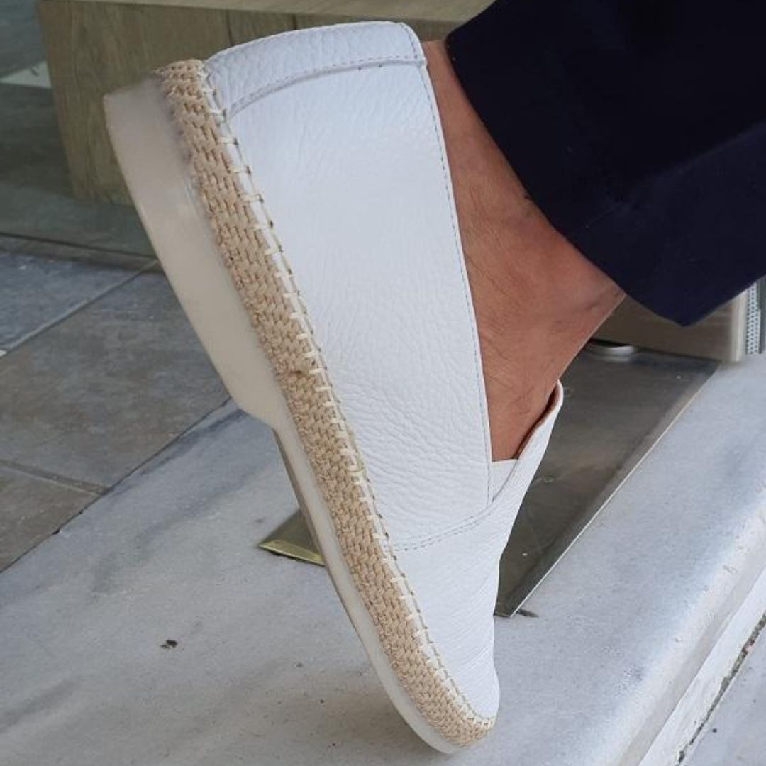 Bequeme elegante Herrenschuhe, klassische Loafers ideal als leichte Frühlingsschuhe für stilvolle Anlässe.