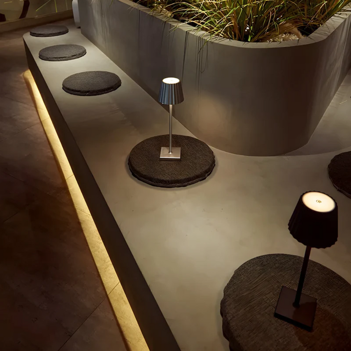 Vielseitige LED Akku-Tischlampe, dimmbar, kabellos, für Innen- & Außenbereiche.