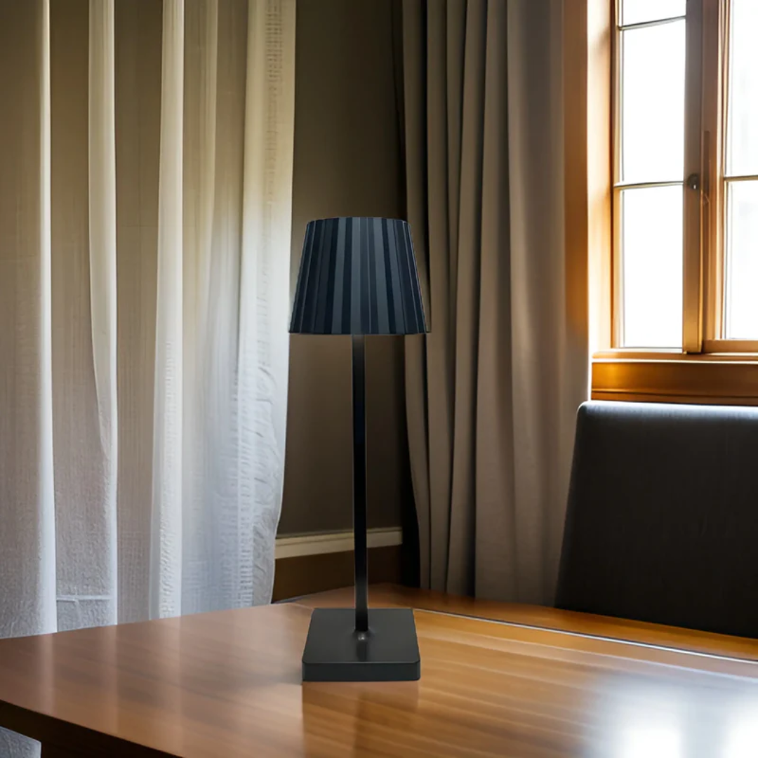 Akku-betriebene LED Tischlampe, dimmbar, kabellos, für flexible Beleuchtung innen & außen.