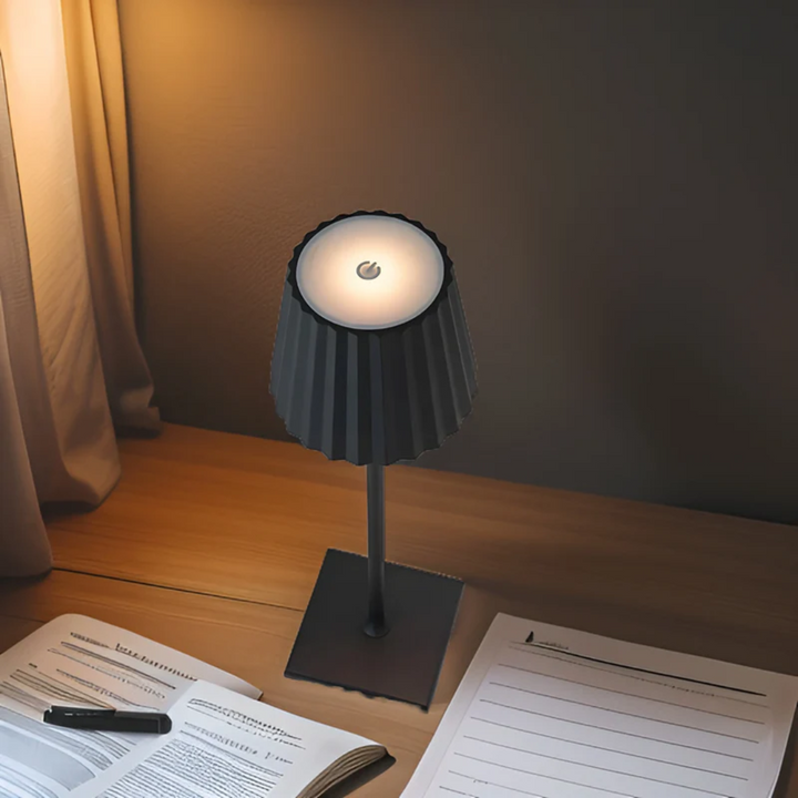 Schicke Touch-LED-Tischlampe, dimmbar, kabellos, aus Aluminium für Innen- & Außendekor.
