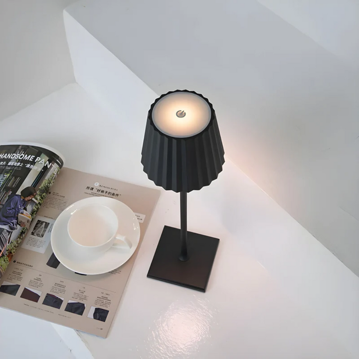 Dekorative dimmbare LED Tischlampe, kabellos, mit Akku, für stimmungsvolle Innen- & Außenbeleuchtung.