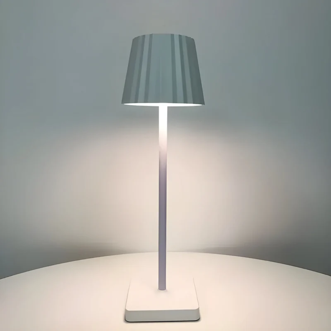 Moderne Aluminium LED Akku-Tischlampe, dimmbar, perfekt für den Innen- & Außenbereich.