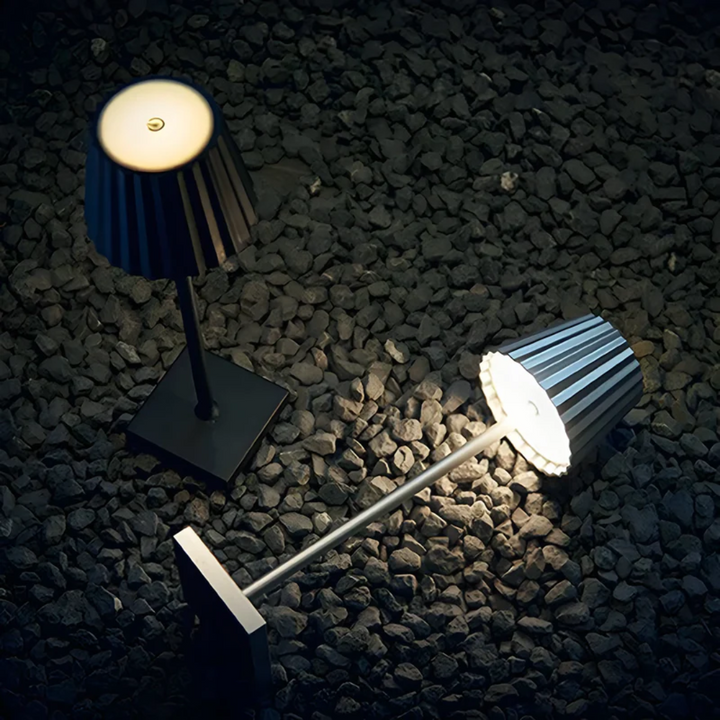 Kabellose dimmbare LED Tischlampe mit Touch-Funktion, ideal für Innen- & Außenbeleuchtung.